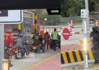 摩托车队硬闯高速收费站暴力抬杆 导致现场混乱不堪