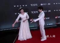 成毅和礼仪小姐互请下班 上次走错路这次互相引路