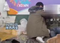 爆米花摊机器突然爆炸致2人受伤 导致摊贩和一名路人受伤倒地