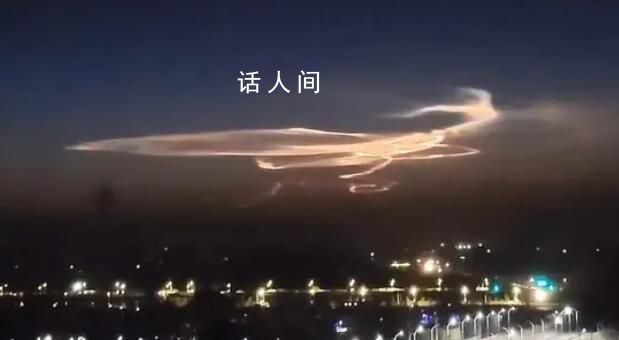 新疆哈密上空现神秘光束 这道光束绚丽而明亮显得格外美丽