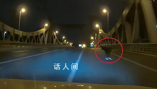 男子凌晨开车遇白鞋男子诡异鞠躬 警方称正在调查