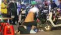 男子当街骑坐老人大喊让其下跪 觉得老人打电话的声音太大了