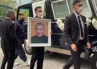 刘德华双手捧遗照送父亲出殡 完成大殓仪式后灵柩奉移火葬场火化