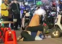 男子当街骑坐老人大喊让其下跪 觉得老人打电话的声音太大了