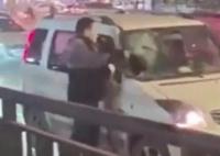男子拿头盔砸私家车玻璃后被拖行 怀疑妻子与车主有不正当关系