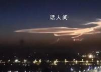 新疆哈密上空现神秘光束 这道光束绚丽而明亮显得格外美丽