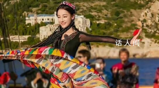 汪文斌分享迪丽热巴跳新疆舞视频 跳着新疆舞的迪丽热巴光彩夺目
