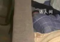 网传男孩遭亲爸后妈虐待睡楼道 妇联工作人员：已经家长沟通处理
