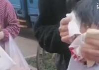 被狗咬伤男童家属仍在找狗主人 家属称缝了90多针