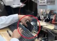 医院收费人员被拍到边打游戏边工作 目前该医院暂未对此事做出回应