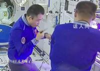 太空菜园收菜了航天员边摘边吃 实现了轮番多批次的种植