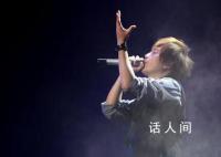 阿信哽咽说黑暗过去了 五月天巴黎演唱会准时开唱