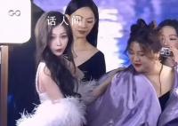 杨天真把易梦玲全挡住了 易梦玲的局促不安好尴尬
