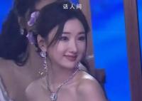 毛晓彤鼻子似整容 中庭变长整个人老了一圈