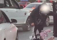疑夫妻吵架男子将老婆孩子拖出车外 孩子一旁号啕大哭