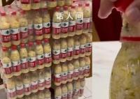 东北父母到海南腌几百瓶酸菜 吃到过年回老家