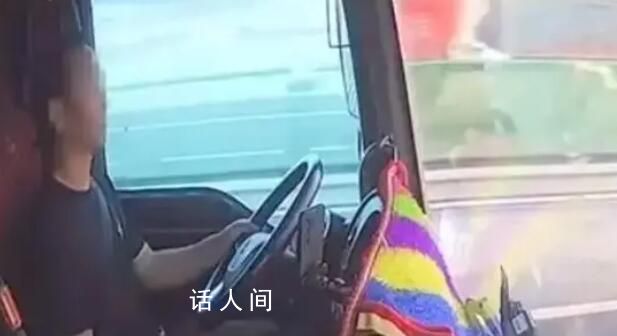 男子解开安全带拿吃的致一死一伤 结果车辆冲出路面造成侧翻