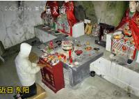 男子拜财神后偷香火钱:就当借的