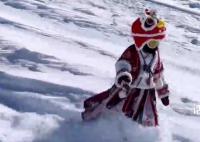 4岁女孩穿汉服滑雪如御剑飞行 小小年纪动作飒气十足