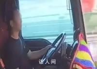 男子解开安全带拿吃的致一死一伤 结果车辆冲出路面造成侧翻