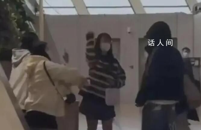 男歌手在机场被多名女子泼水 工作室：今日机场事件已报警