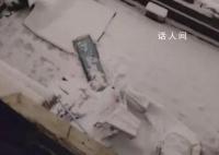 郑州女生推窗看暴雪 窗户掉下楼