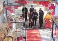 蛋糕店开业门口摆花篮被罚200元 这一执法行为属于正常执法