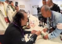 大爷不满瓷器专家鉴定结果现场发火 坚信自己的瓷器是真品