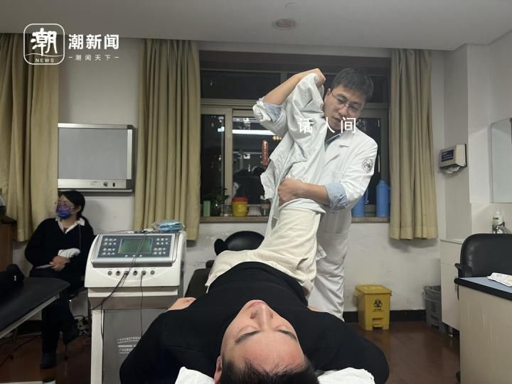 推拿科夜门诊挤满年轻人 越来越多的年轻人开始关注自己的身体健康