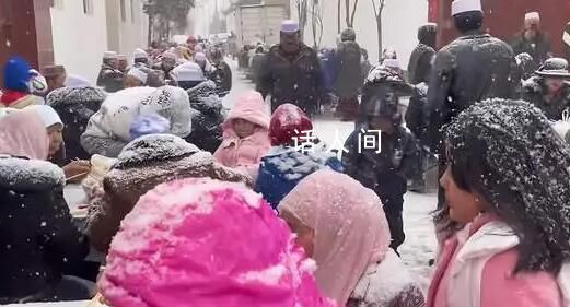 婚礼现场突下大雪宾客冒雪吃席 宾客们并没有选择躲避