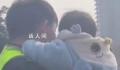 女子在孩子旁跳桥轻生被救起 令人触目惊心