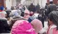 婚礼现场突下大雪宾客冒雪吃席 宾客们并没有选择躲避