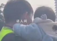 女子在孩子旁跳桥轻生被救起 令人触目惊心