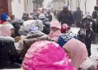 婚礼现场突下大雪宾客冒雪吃席 宾客们并没有选择躲避