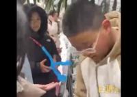 小孩哥夹雪熊红大学生忙成流水线