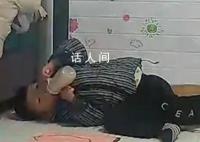 三岁宝宝在家自己冲奶粉喝 妈妈：感觉心里有点酸