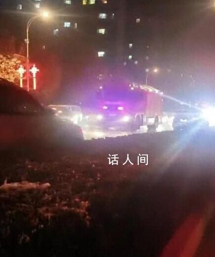 女子带孩子逃生偶遇消防员丈夫出警 路上已经有很多居民聚集