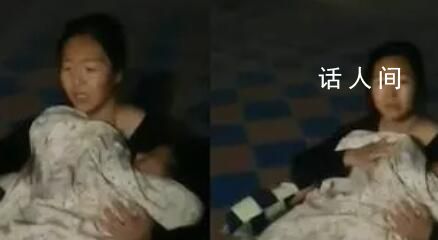 女子抱娃裹被室外避险浑身发抖 依然惊魂未定