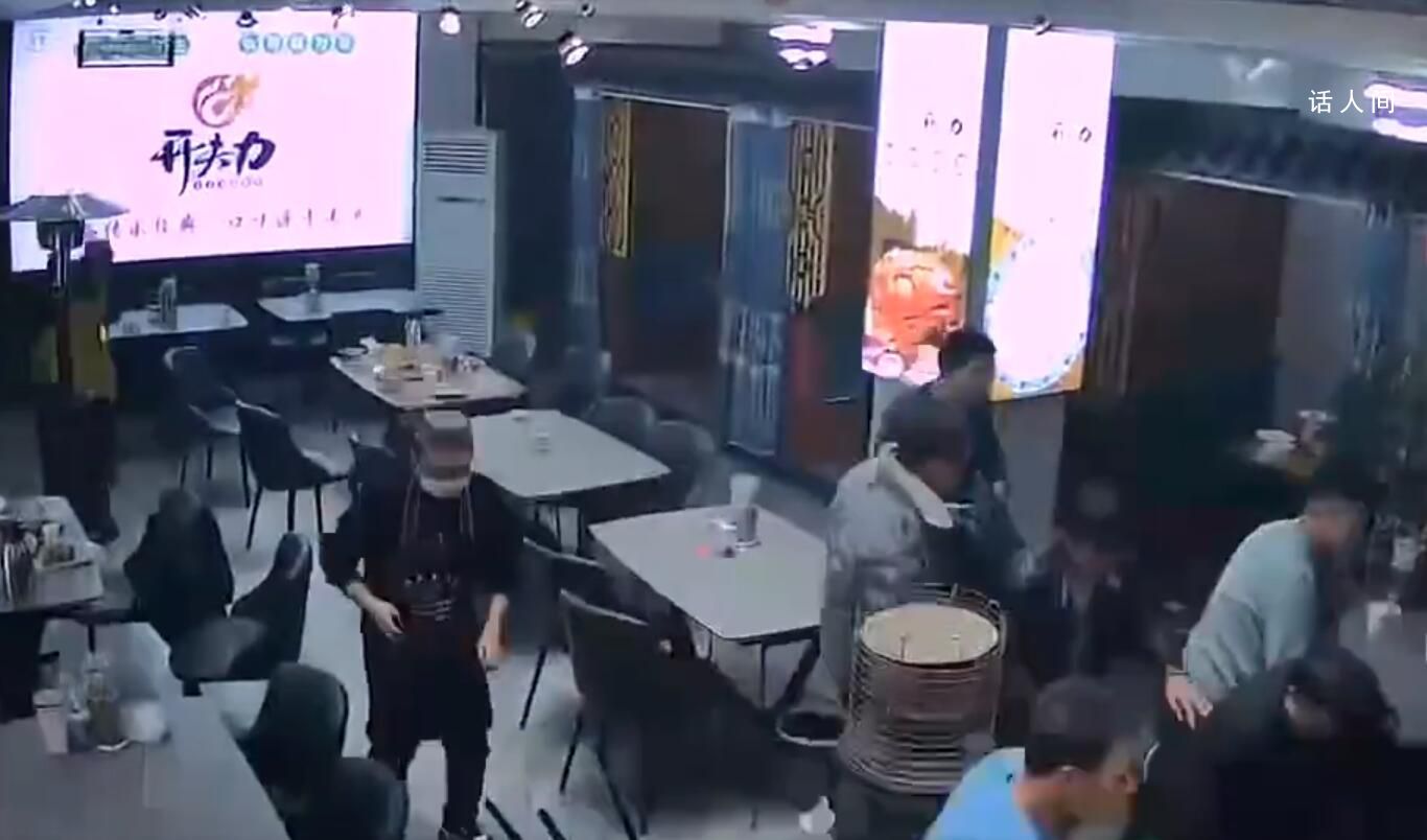 地震发生瞬间食客们迅速逃离 震感十分强烈