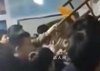 西安一高校学生砸门逃生避震 因楼门没有打开学生们砸门逃生