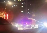 女子带孩子逃生偶遇消防员丈夫出警 路上已经有很多居民聚集
