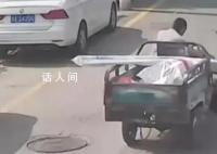 男子骑车接电话撞死老人后崩溃大喊 这起悲剧让人深感痛惜