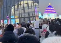 哈尔滨冰雪大世界游客排队数小时 开园不到3小时预约人数已达4万