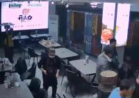 地震发生瞬间食客们迅速逃离 震感十分强烈