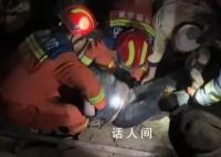 航拍青海海东彻夜救援画面 救援人员在瓦砾中搜救