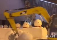 东北大街上惊现“雪人军团” 每只雪人都足足两米高