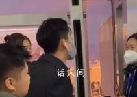 目击者还原男子亮网红身份维权经过 现场还威胁辱骂了工作人员