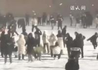 打雪仗时除了自己都是对手 战况激烈场面震撼