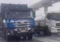 青岛辟谣洒水车雪天上路洒水 是播洒液体融雪剂