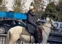 男子骑马进入上海被行政处罚 影响现场秩序和车辆通行